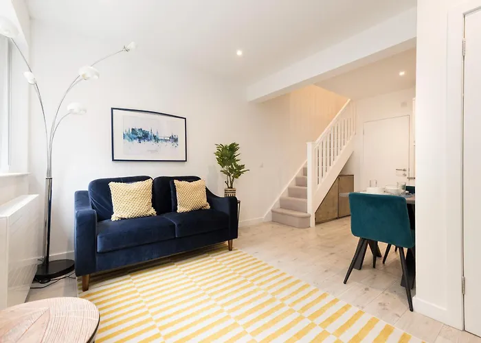 Stylish Mews House Old Town 1-Br Apartment With Parking
