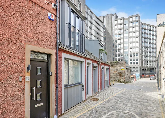 Stylish Mews House Old Town 1-Br Apartment With Parking