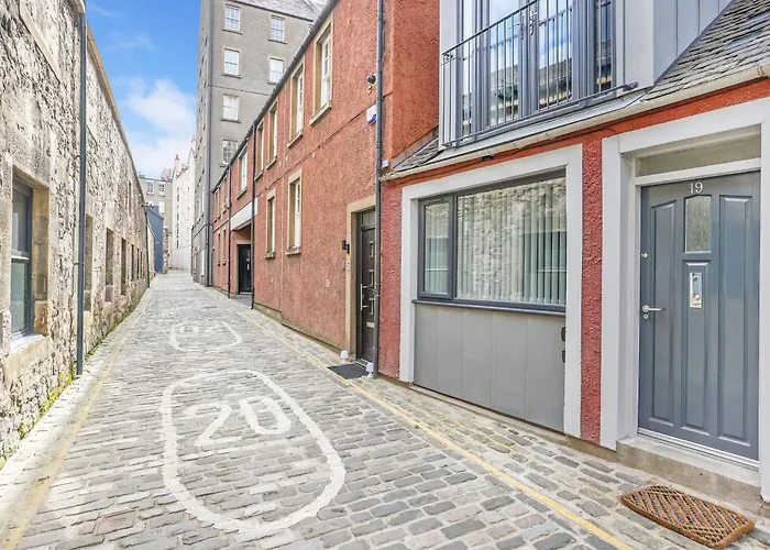 Stylish Mews House Old Town 1-Br Apartment With Parking