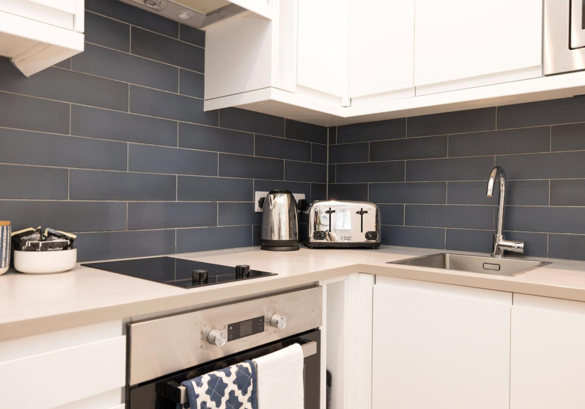 Stylish Mews House Old Town 1-br With Parking *