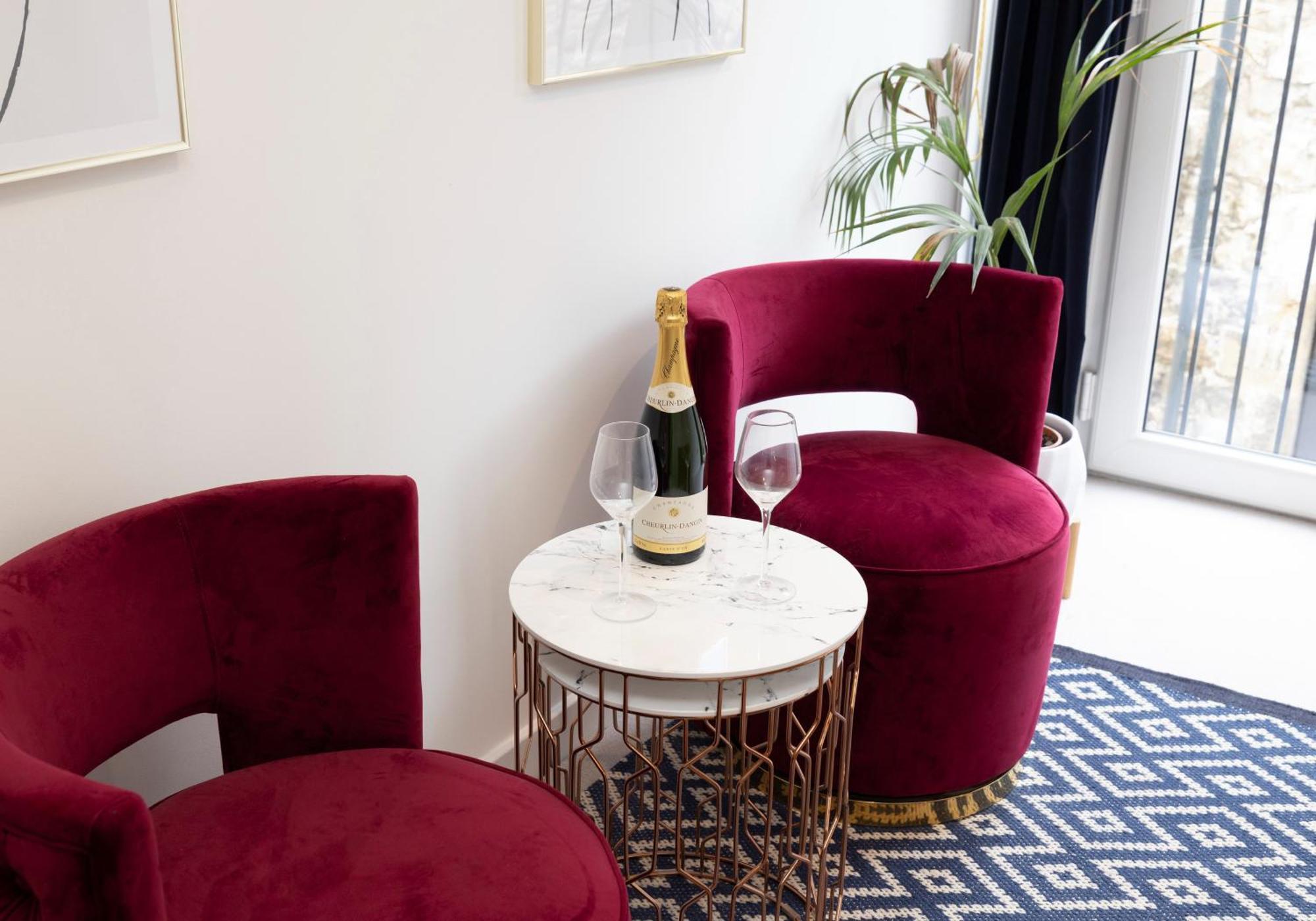 Apartment Stylish Mews House Old Town 1-br With Parking