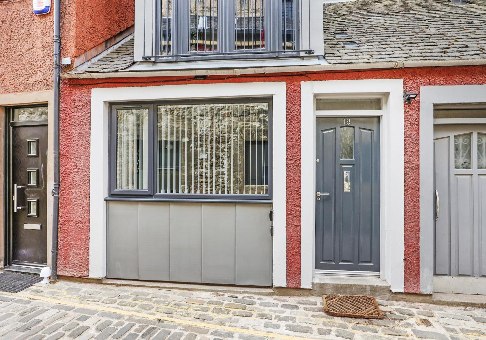Apartment Stylish Mews House Old Town 1-br With Parking